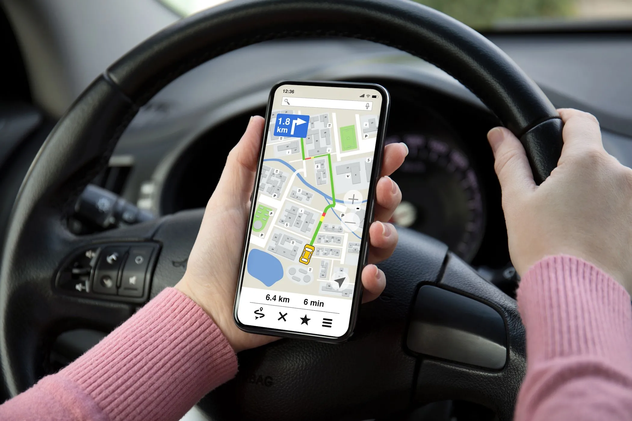 Người phụ nữ sử dụng điện thoại Android với ứng dụng bản đồ khi lái xe, minh họa việc điện thoại cũ có thể làm thiết bị định vị GPS