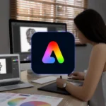 Người phụ nữ sử dụng máy tính xách tay với logo Adobe Express, minh họa tính năng chỉnh sửa ảnh AI hàng loạt của Adobe Firefly