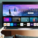 Người phụ nữ tận hưởng trải nghiệm xem phim trên TV LG OLED EVO, minh họa chất lượng hình ảnh và màu đen sâu của công nghệ OLED