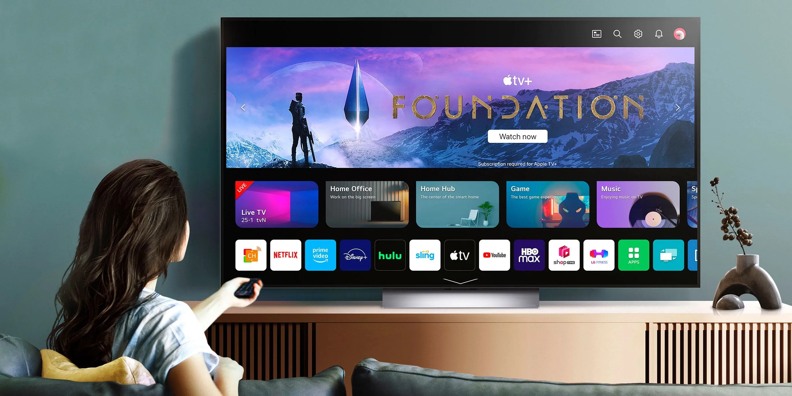 Người phụ nữ tận hưởng trải nghiệm xem phim trên TV LG OLED EVO, minh họa chất lượng hình ảnh và màu đen sâu của công nghệ OLED