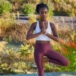 Người phụ nữ tập yoga với đồng hồ Garmin Quatix 6X Solar trên tay