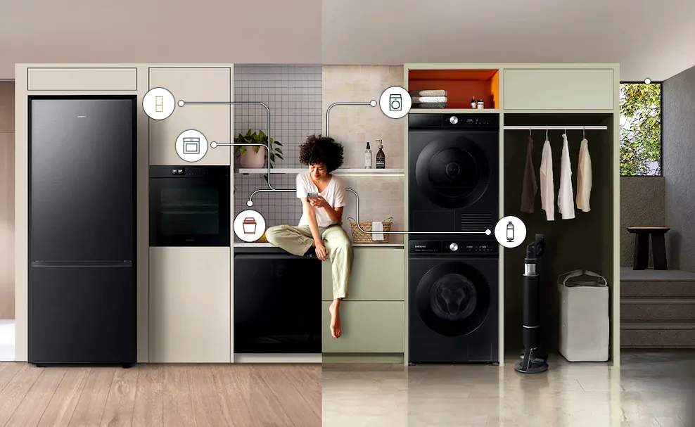 Người phụ nữ trong căn bếp nhà thông minh với nhiều thiết bị kết nối, minh họa rủi ro bảo mật IoT khi phần mềm lỗi thời.