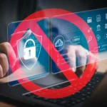 Nguy cơ rò rỉ dữ liệu khi mật khẩu yếu, biểu tượng bảo mật bị che bởi dấu cấm màu đỏ trên màn hình máy tính xách tay