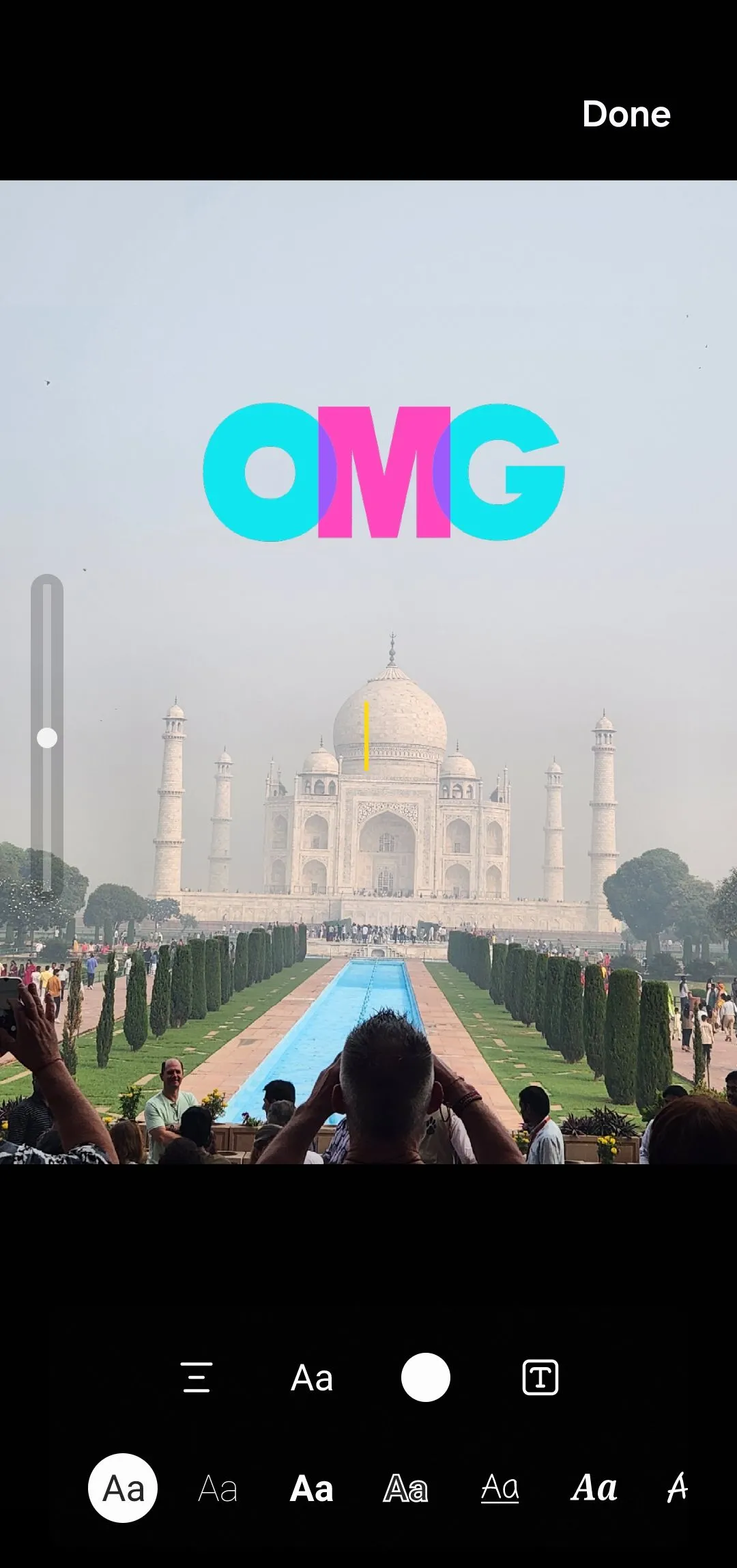 Nhãn dán &quot;OMG&quot; được thêm vào ảnh đền Taj Mahal, minh họa tính năng chèn sticker trong trình chỉnh sửa ảnh Samsung