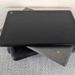 Nhiều chiếc Chromebook xếp chồng lên nhau trên ghế đẩu, thể hiện sự nhỏ gọn và tiện lợi cho việc di chuyển