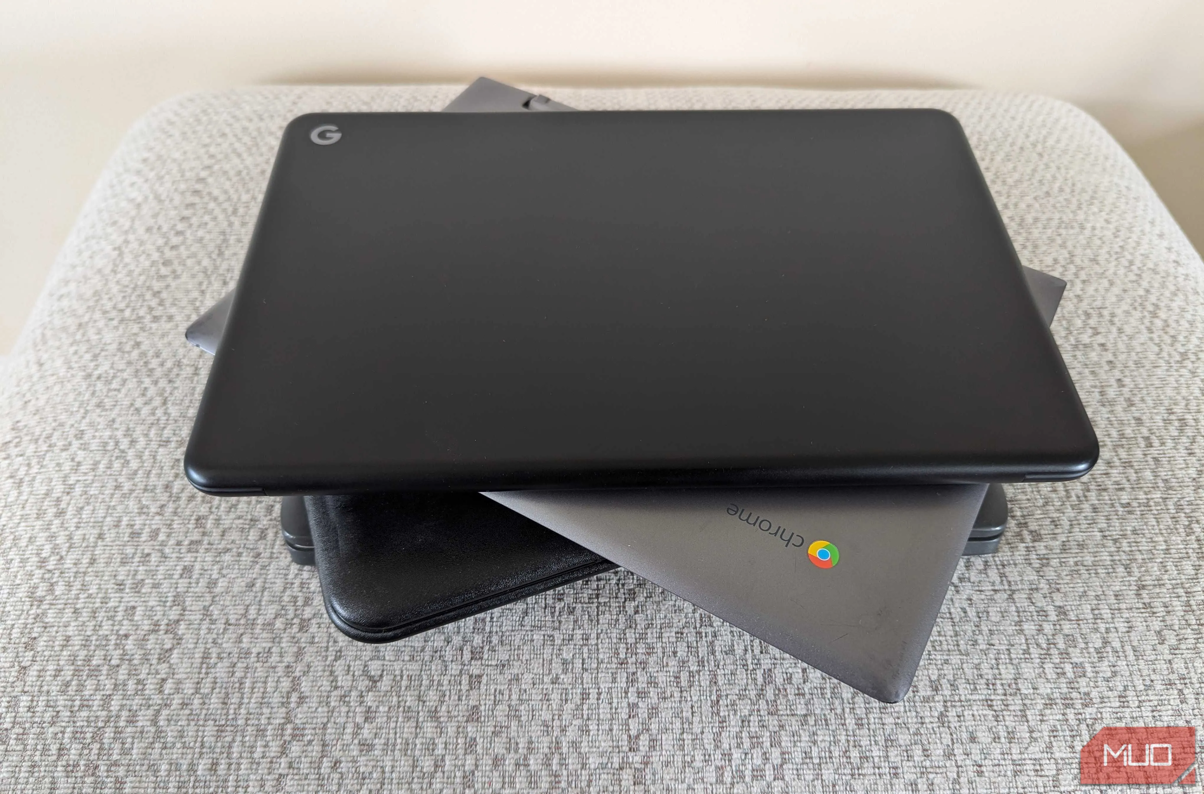 Nhiều chiếc Chromebook xếp chồng lên nhau, tượng trưng cho sự tiện lợi và mức giá phải chăng của dòng laptop chạy ChromeOS.
