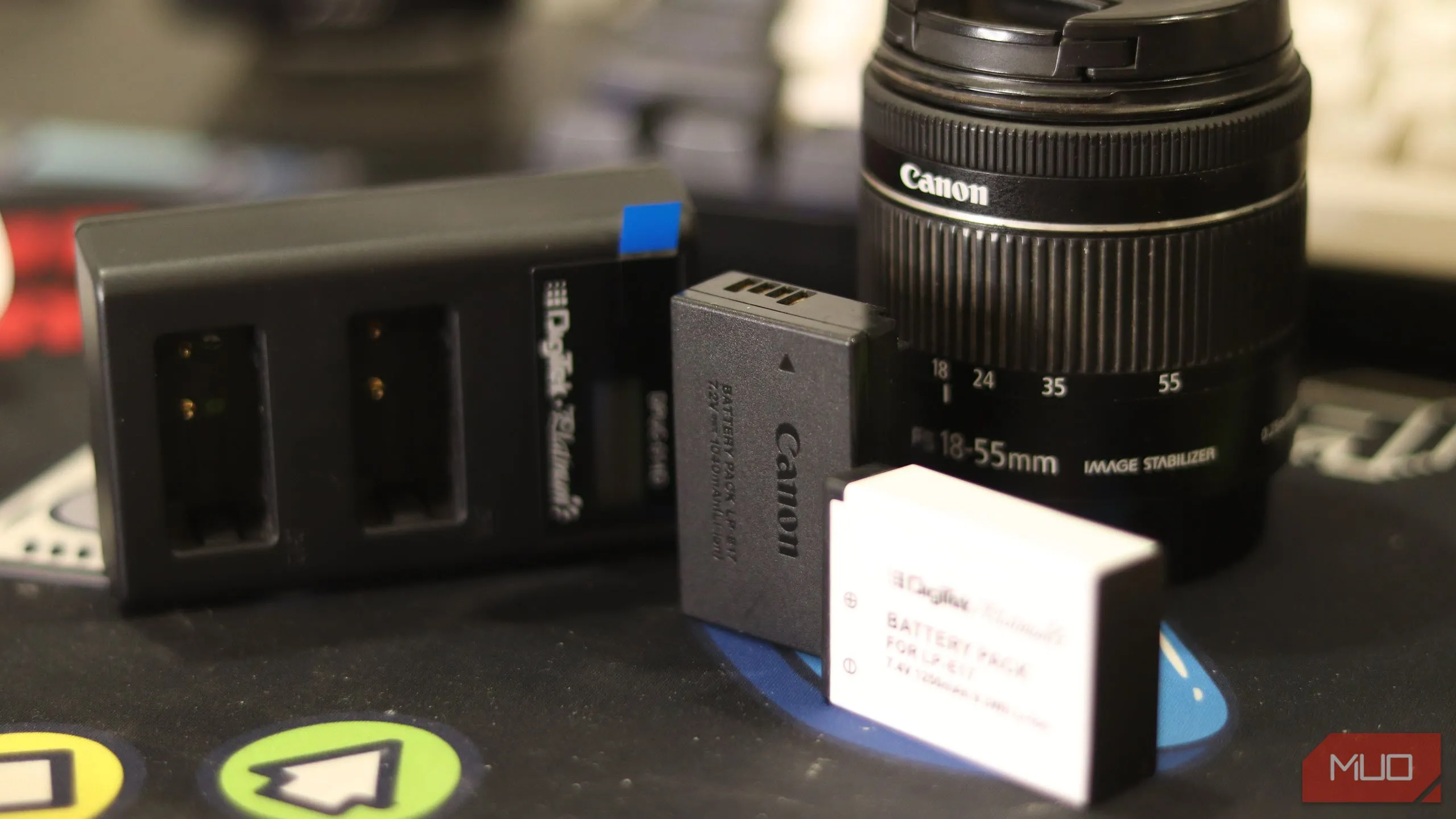 Nhiều viên pin máy ảnh DSLR của bên thứ ba đặt cạnh pin chính hãng Canon, cho thấy sự đa dạng của phụ kiện hỗ trợ cho máy ảnh DSLR.