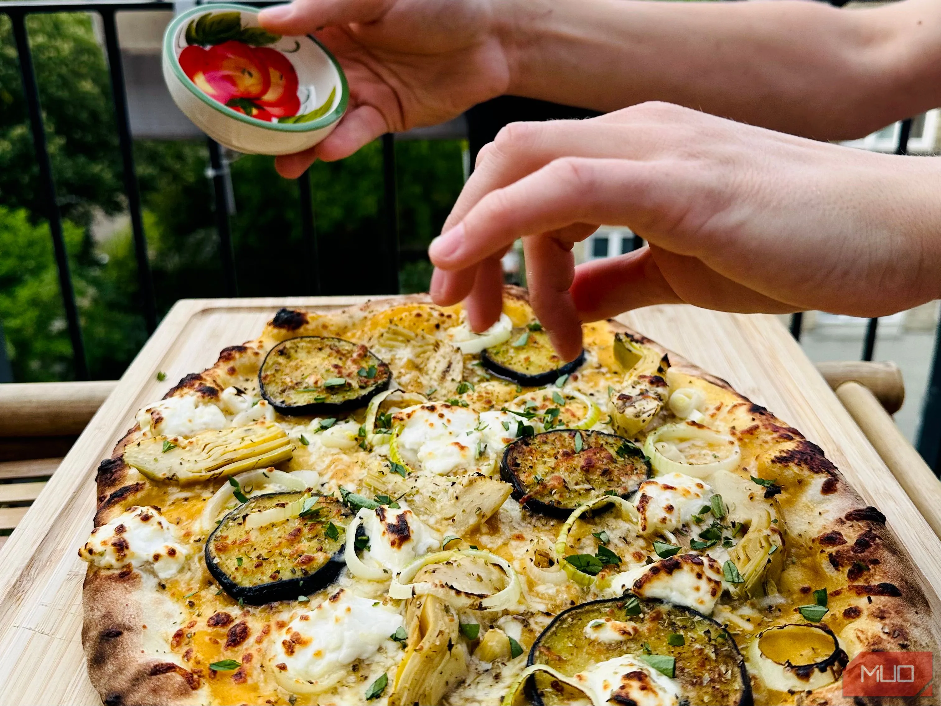Nhóm bạn bè cùng nhau làm pizza vui vẻ tại nhà