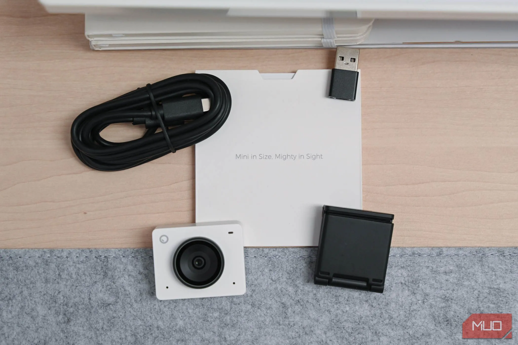 Nội dung hộp OBSBOT Meet 2, bao gồm webcam và phụ kiện đi kèm