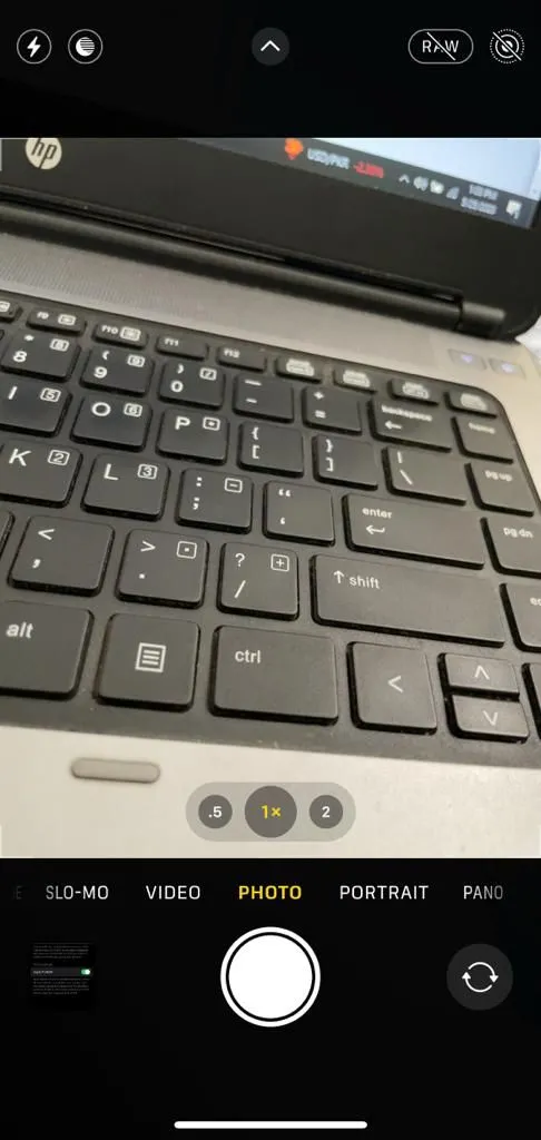 Nút RAW hiển thị trên giao diện ứng dụng Camera của iPhone sau khi bật tính năng Apple ProRAW, cho phép chụp ảnh với định dạng RAW.
