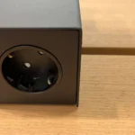 Ổ cắm điện và bộ sạc trên bàn tại khu vực chờ sân bay