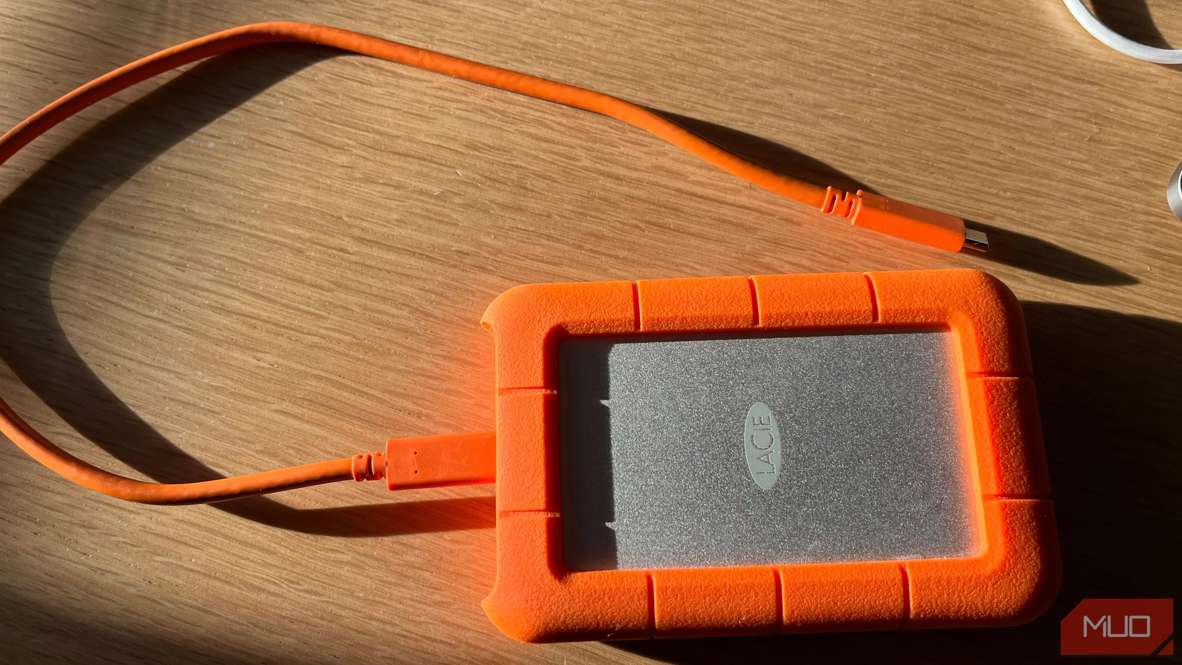 Ổ cứng di động LaCie Rugged màu cam bền bỉ, thiết yếu cho nhiếp ảnh