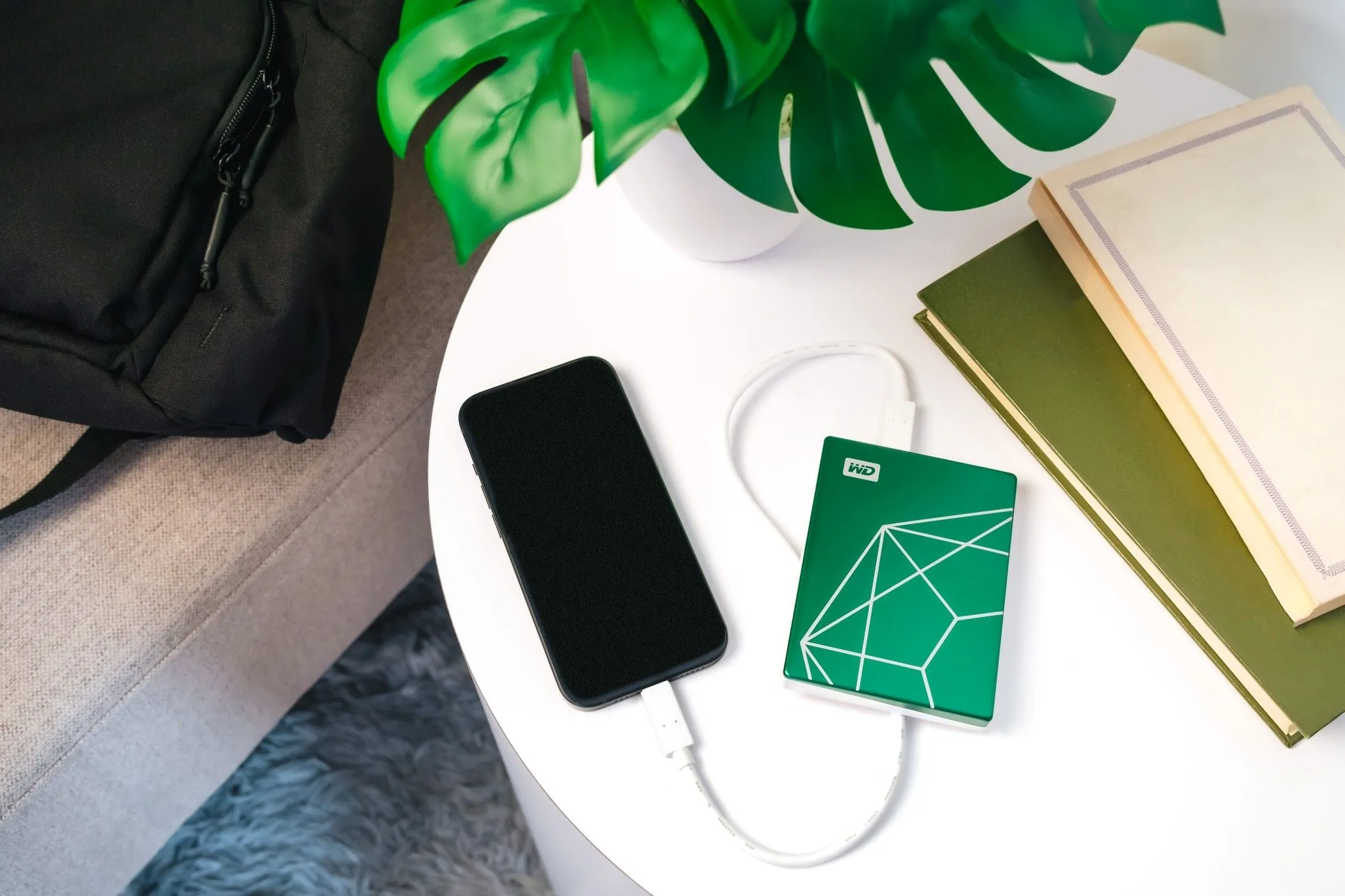 Ổ cứng di động WD My Passport Ultra 20th Anniversary Edition kết nối với điện thoại, thể hiện tính linh hoạt