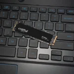 Ổ cứng SSD NVMe Crucial P3 Plus được lắp trên bo mạch chủ của laptop