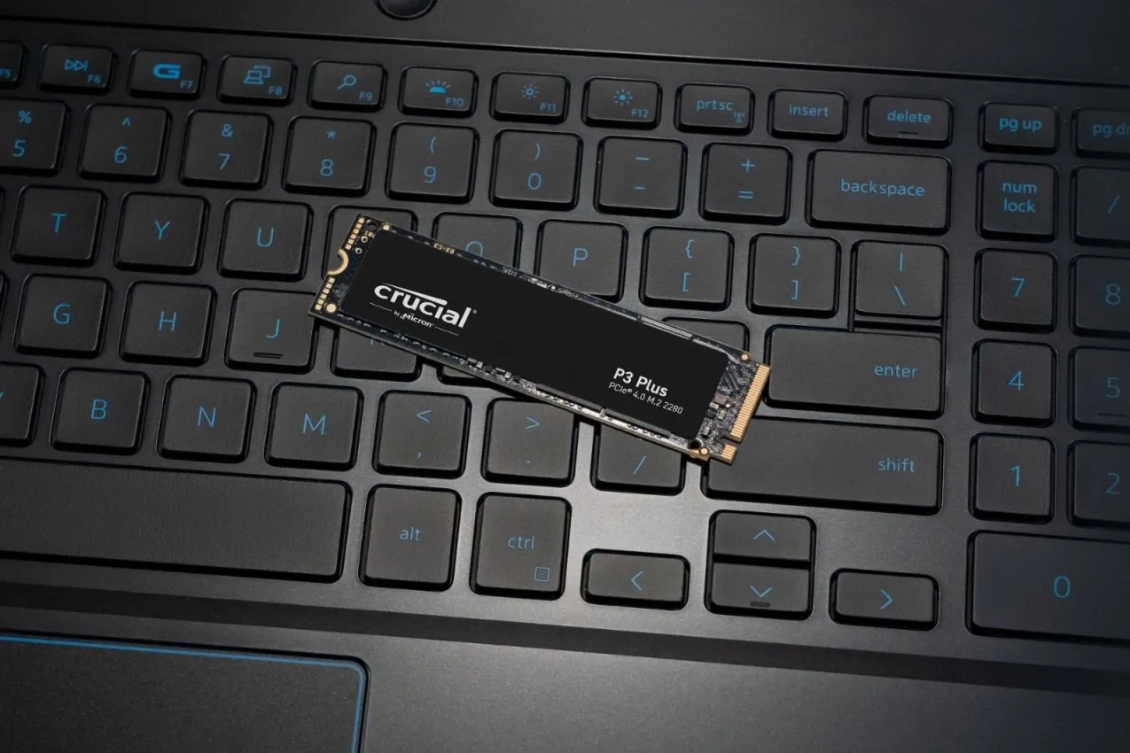 Ổ cứng SSD NVMe Crucial P3 Plus được lắp trên bo mạch chủ của laptop