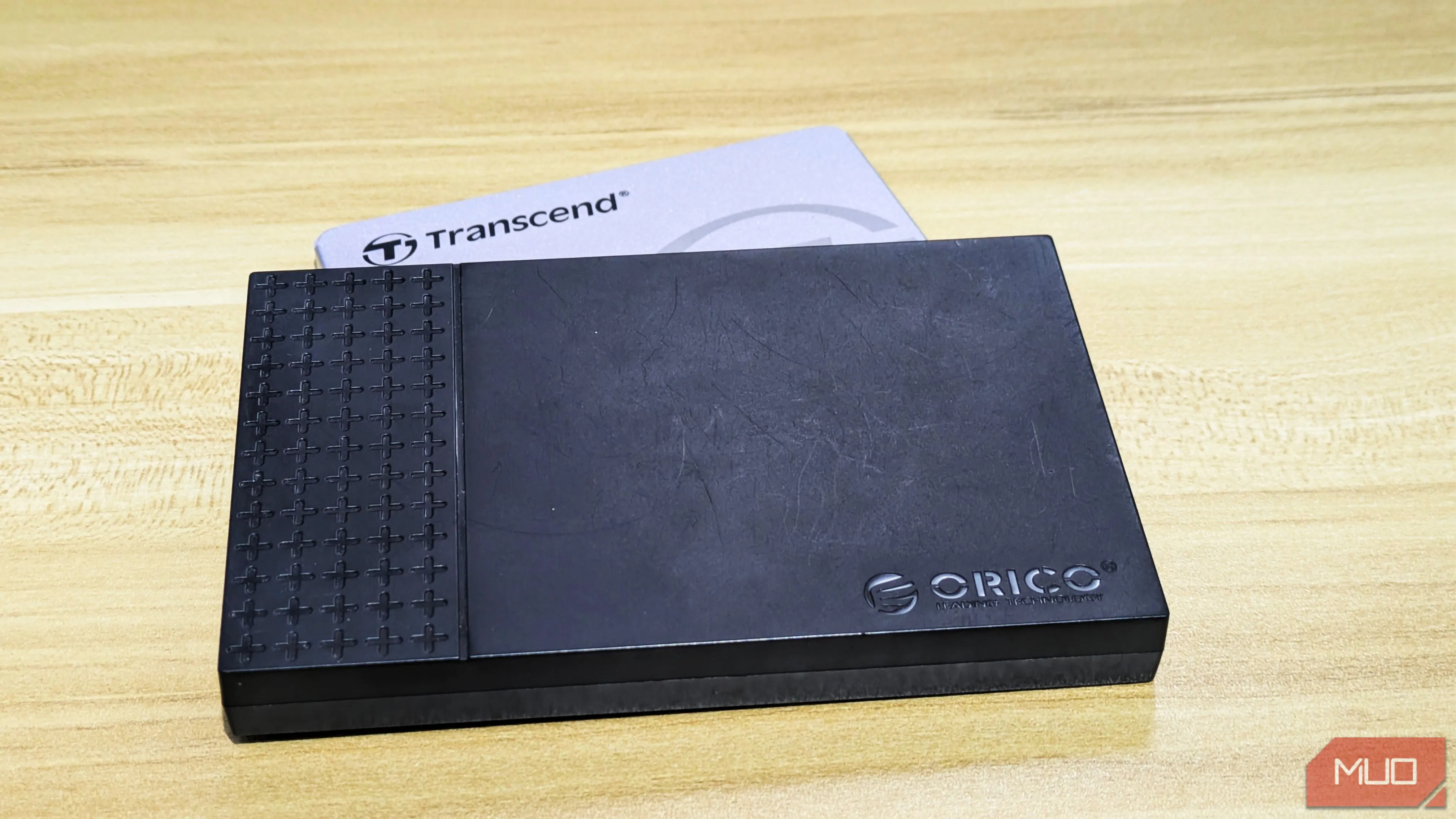 Ổ cứng SSD Transcend và adapter Orico, minh họa giải pháp lưu trữ nhanh cho laptop.