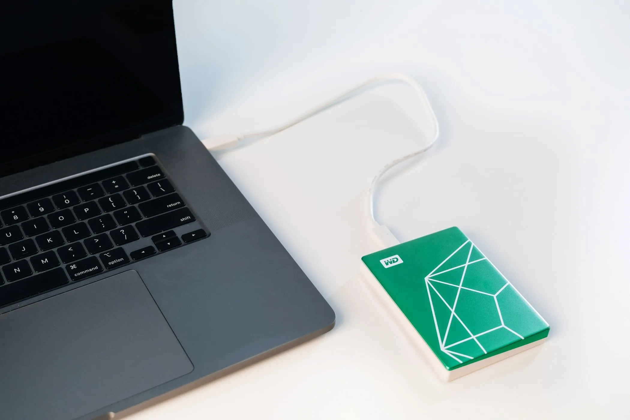Ổ cứng WD My Passport Ultra Emerald Edition kết nối với laptop để sao lưu dữ liệu