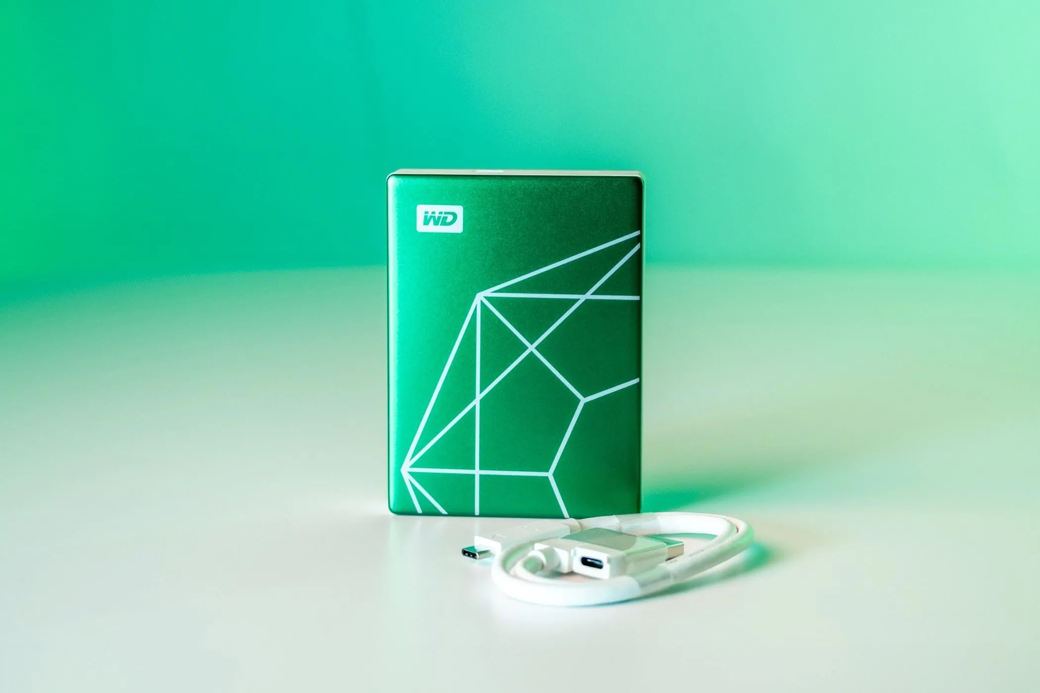 Ổ cứng WD My Passport Ultra Emerald Edition và cáp kết nối USB-C tiện lợi