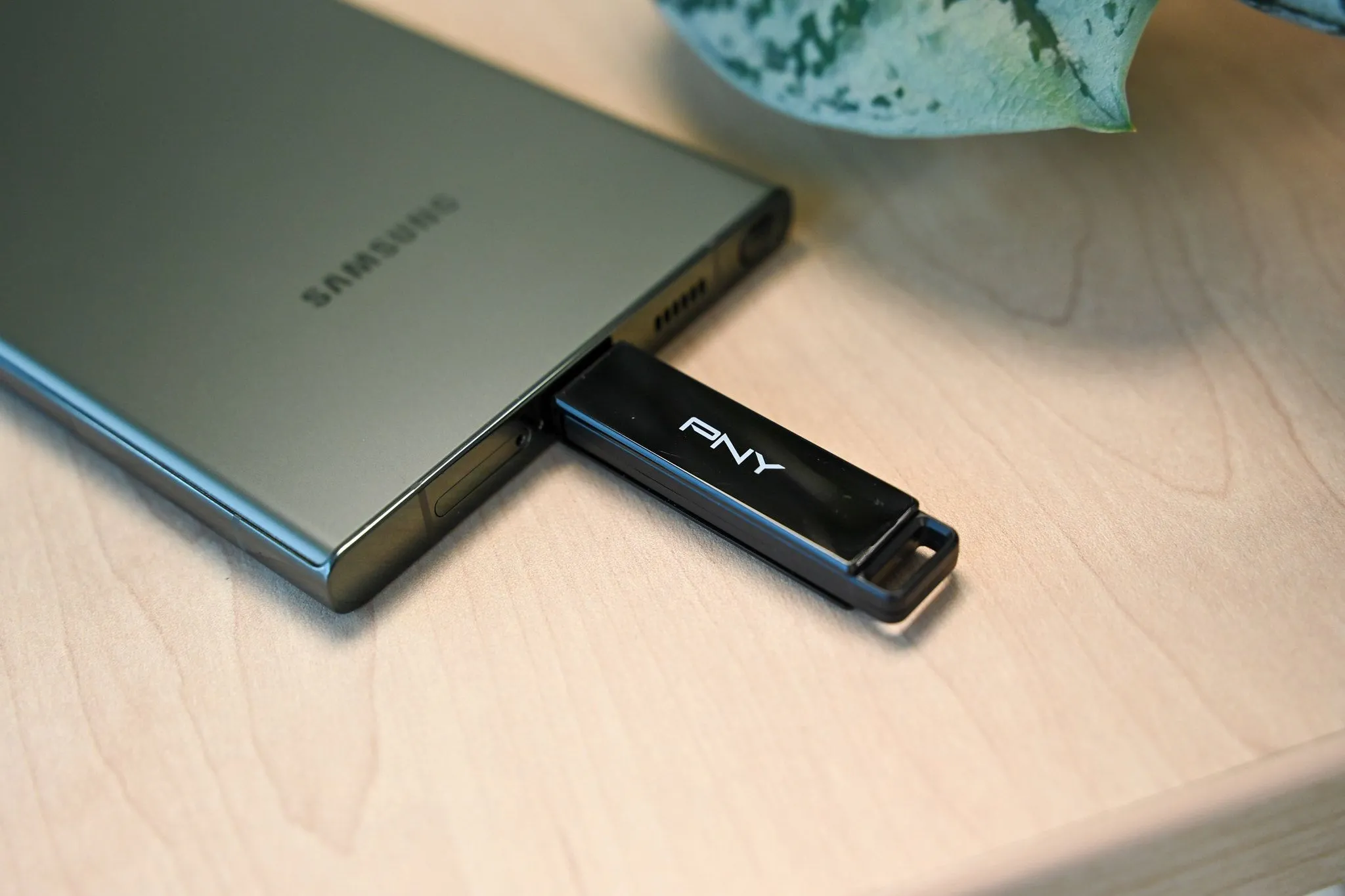Ổ đĩa flash PNY Elite X Type C được cắm vào điện thoại Samsung