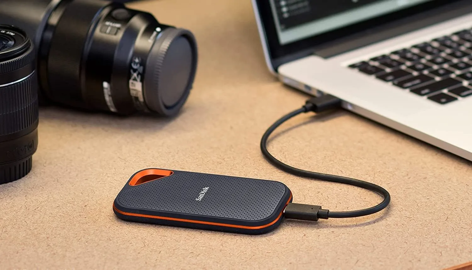 Ổ SSD di động SanDisk Extreme Pro kết nối với laptop qua cáp USB, sẵn sàng để sao lưu hoặc phục hồi dữ liệu