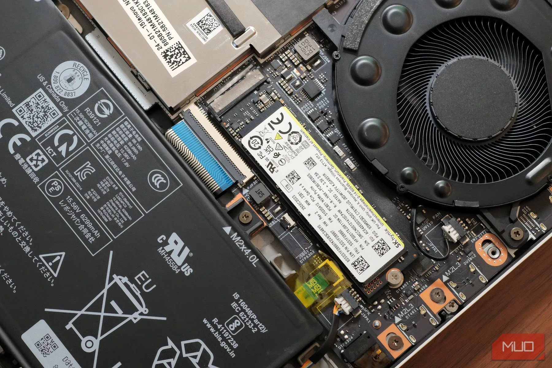 Ổ SSD M.2 bên trong laptop gaming Lenovo Legion 7i được gắn tản nhiệt