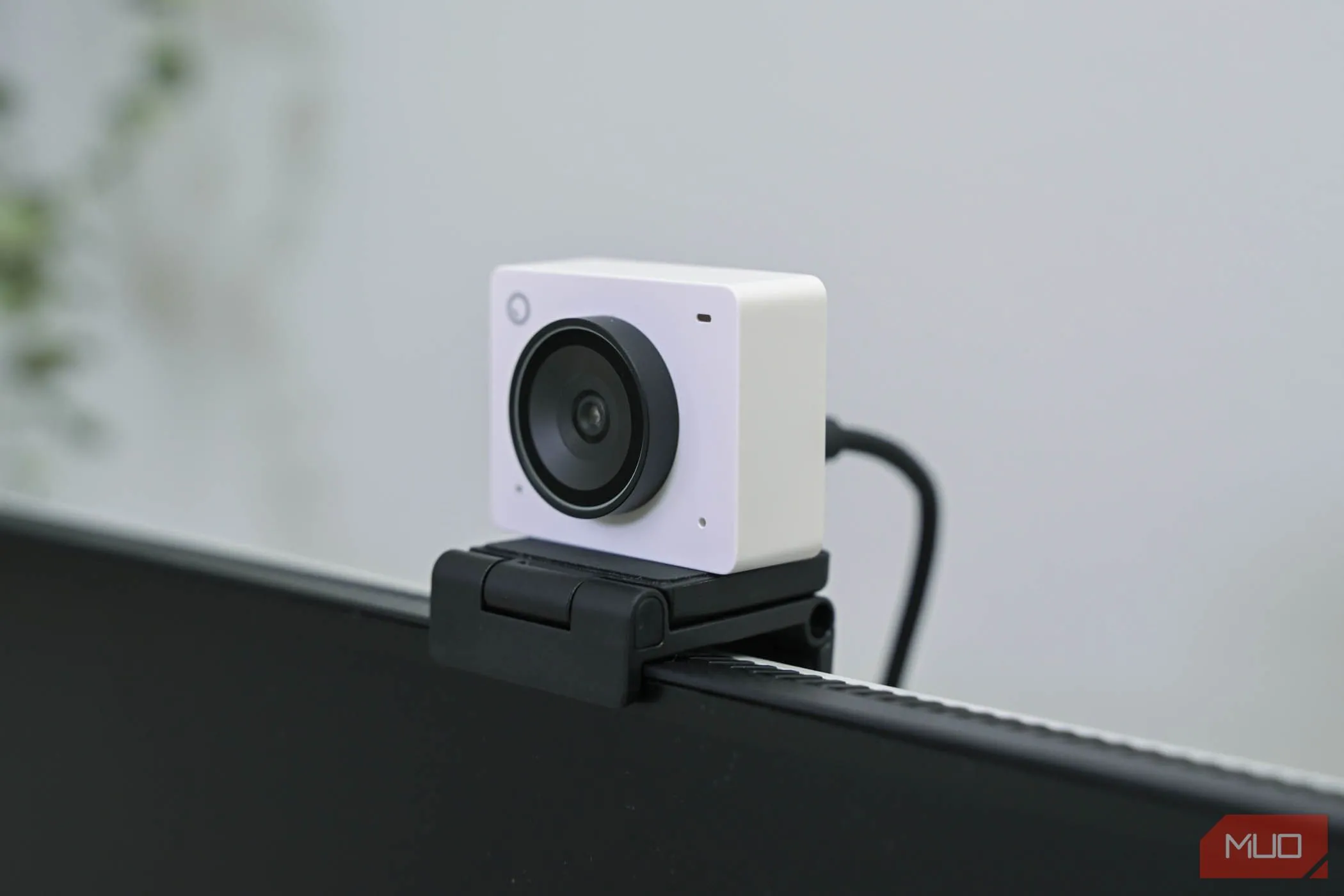 OBSBOT Meet 2 đặt trên màn hình khi đã tắt nguồn, cho thấy thiết kế nhỏ gọn