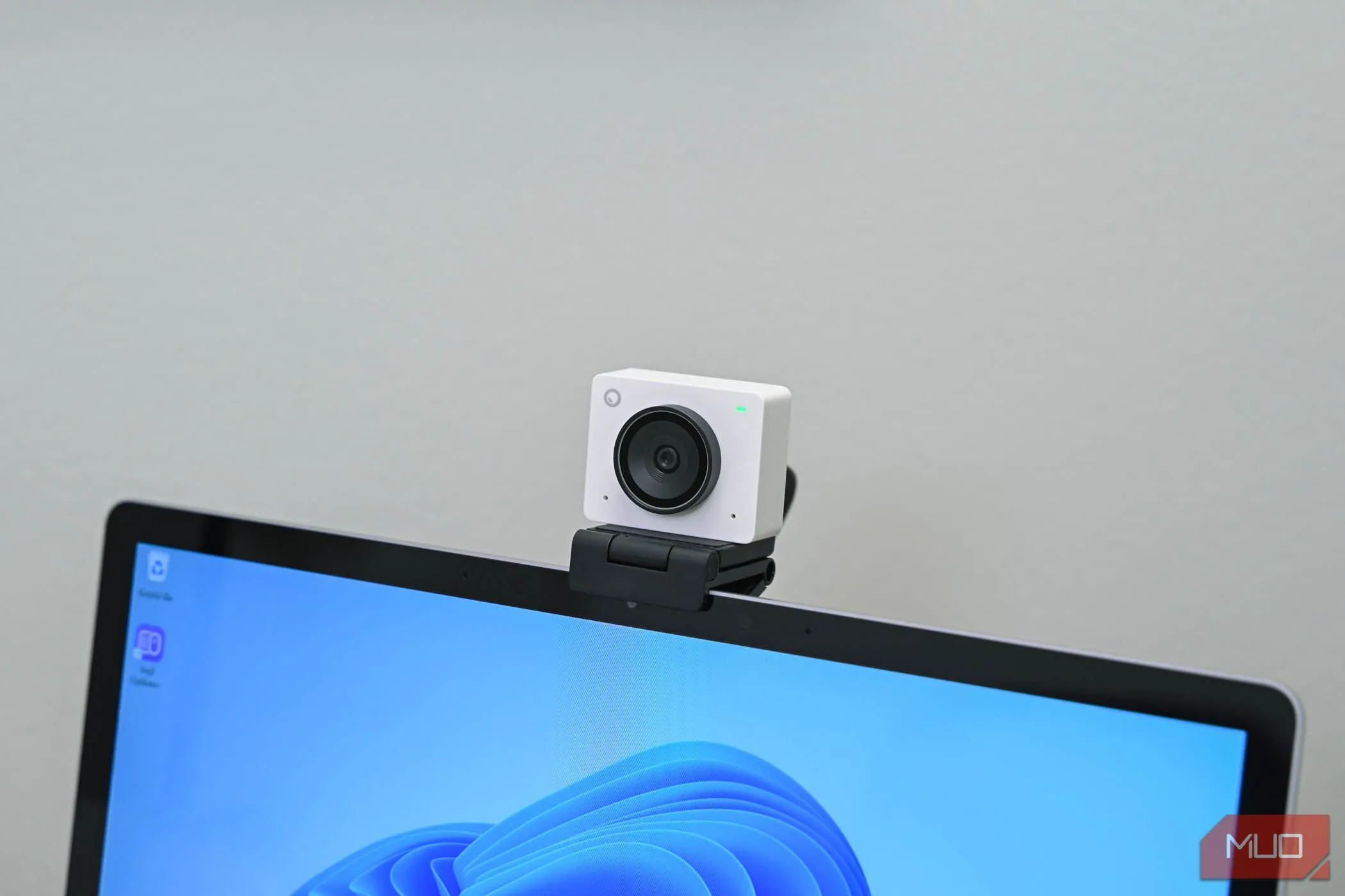 OBSBOT Meet 2 gắn trên máy tính xách tay, thể hiện tính linh hoạt