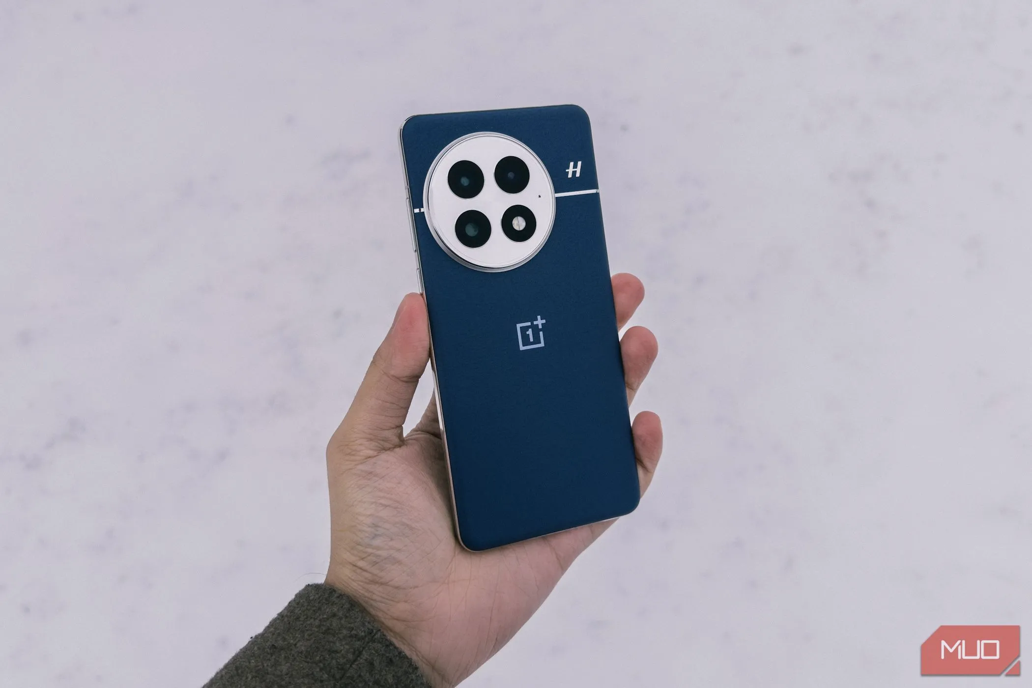 OnePlus 13 trong tay, khẳng định sự bền bỉ và đẳng cấp.