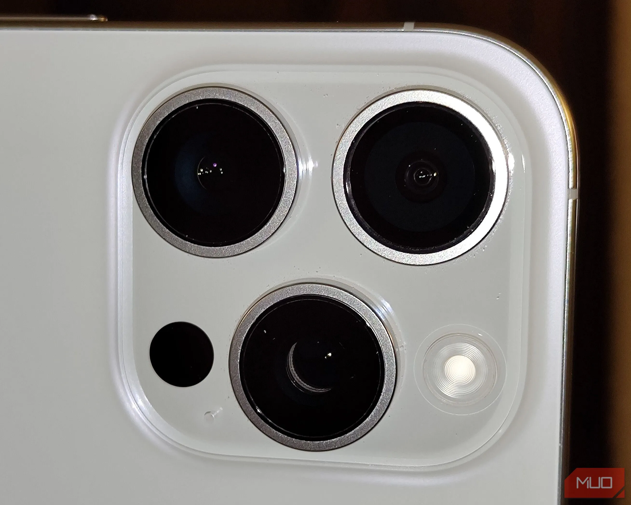 Ống kính camera điện thoại đã được vệ sinh sạch sẽ, không còn vết bẩn