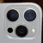 Ống kính camera iPhone bị bám bẩn và vết ố