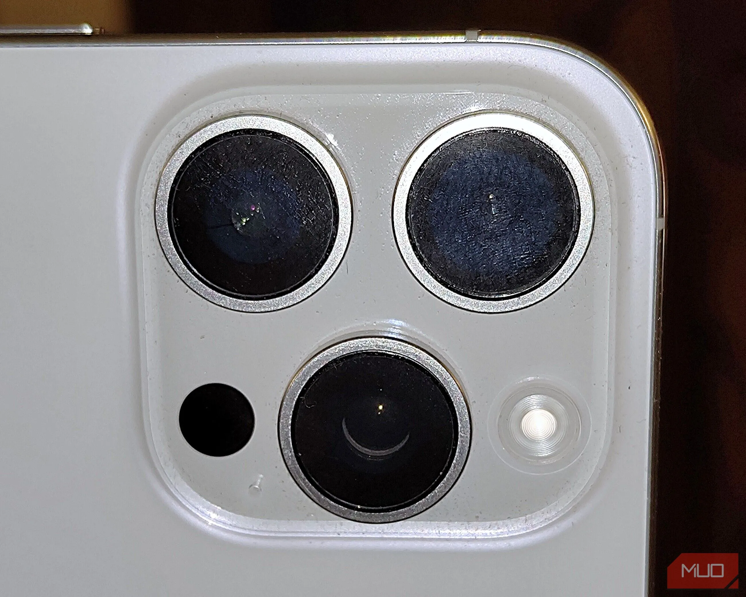 Ống kính camera iPhone bị bám bẩn và vết ố