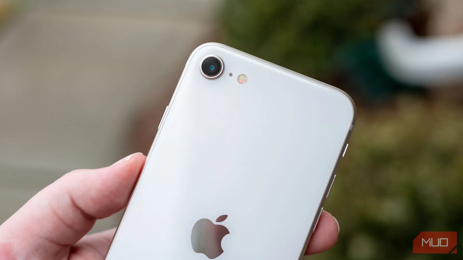 Ống kính camera trên mặt lưng iPhone SE 2022