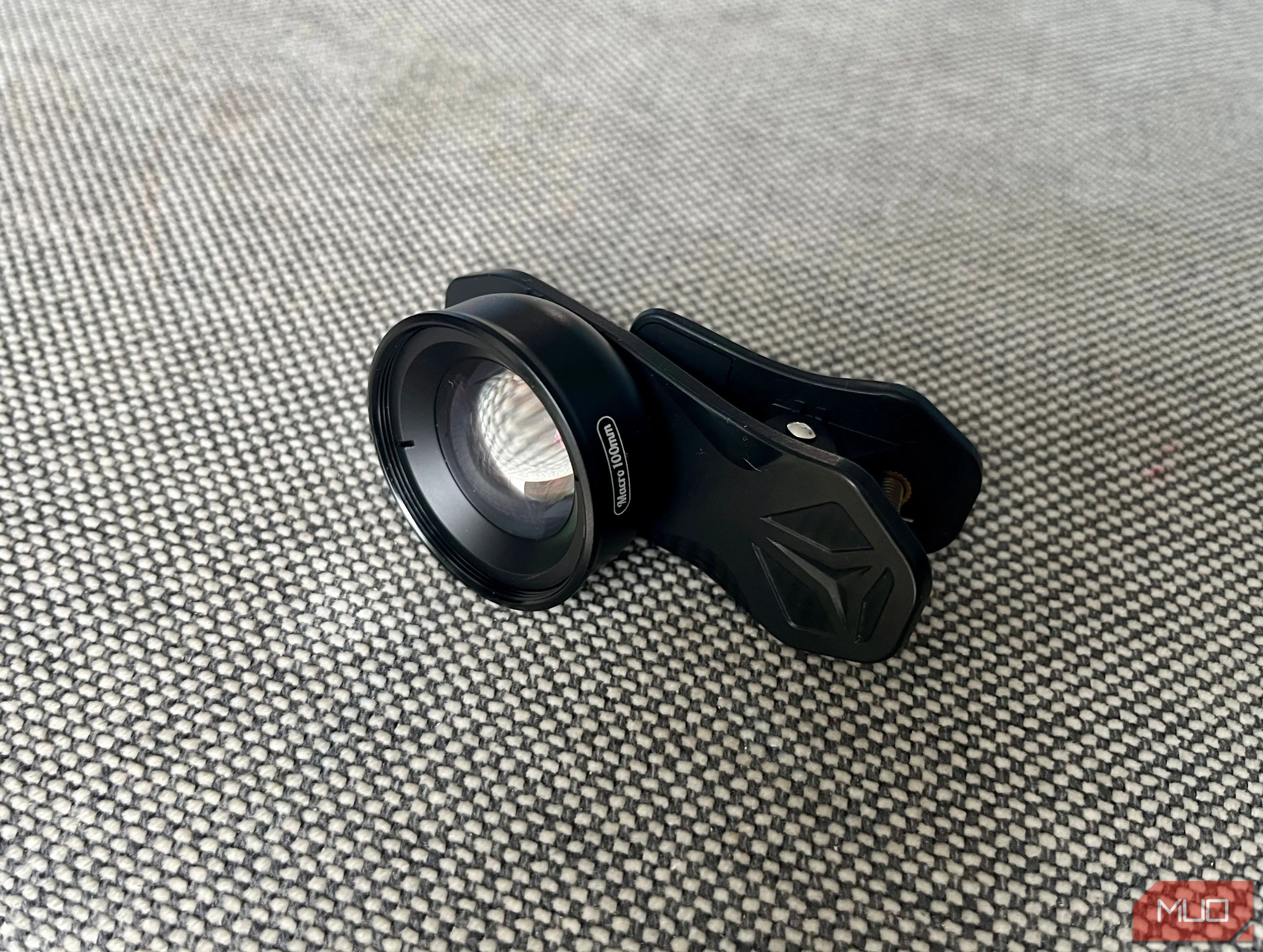Ống kính macro kẹp điện thoại, giúp chụp cận cảnh món ăn với chi tiết sắc nét và hiệu ứng bokeh đẹp mắt, là phụ kiện hữu ích cho nhiếp ảnh ẩm thực di động.