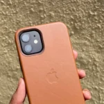 Ốp lưng da iPhone màu nâu trên tay người dùng, thể hiện vẻ đẹp theo thời gian