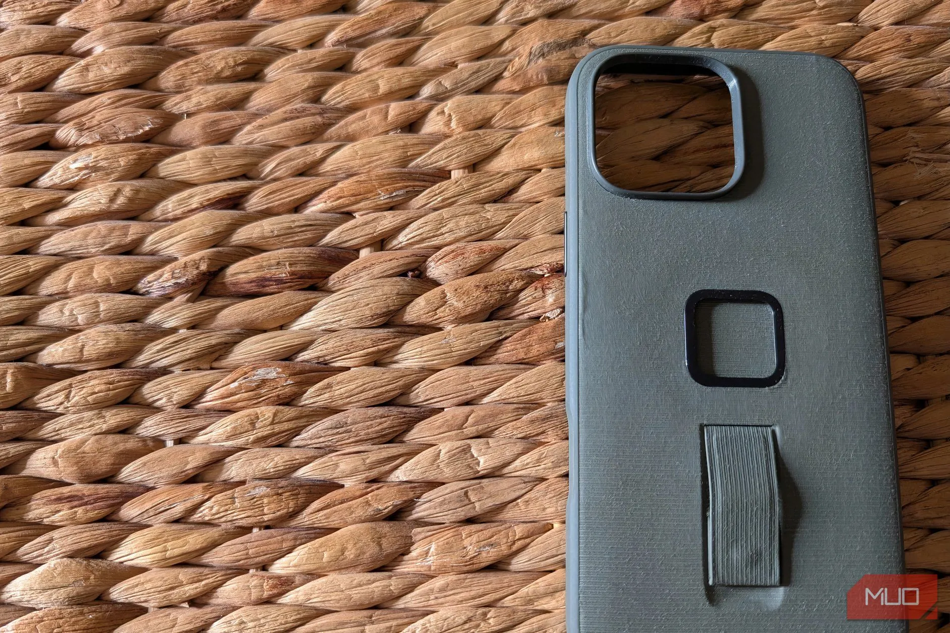 Ốp lưng iPhone chuyên dụng đặt trên bề mặt gồ ghề, thể hiện khả năng bảo vệ đặc biệt