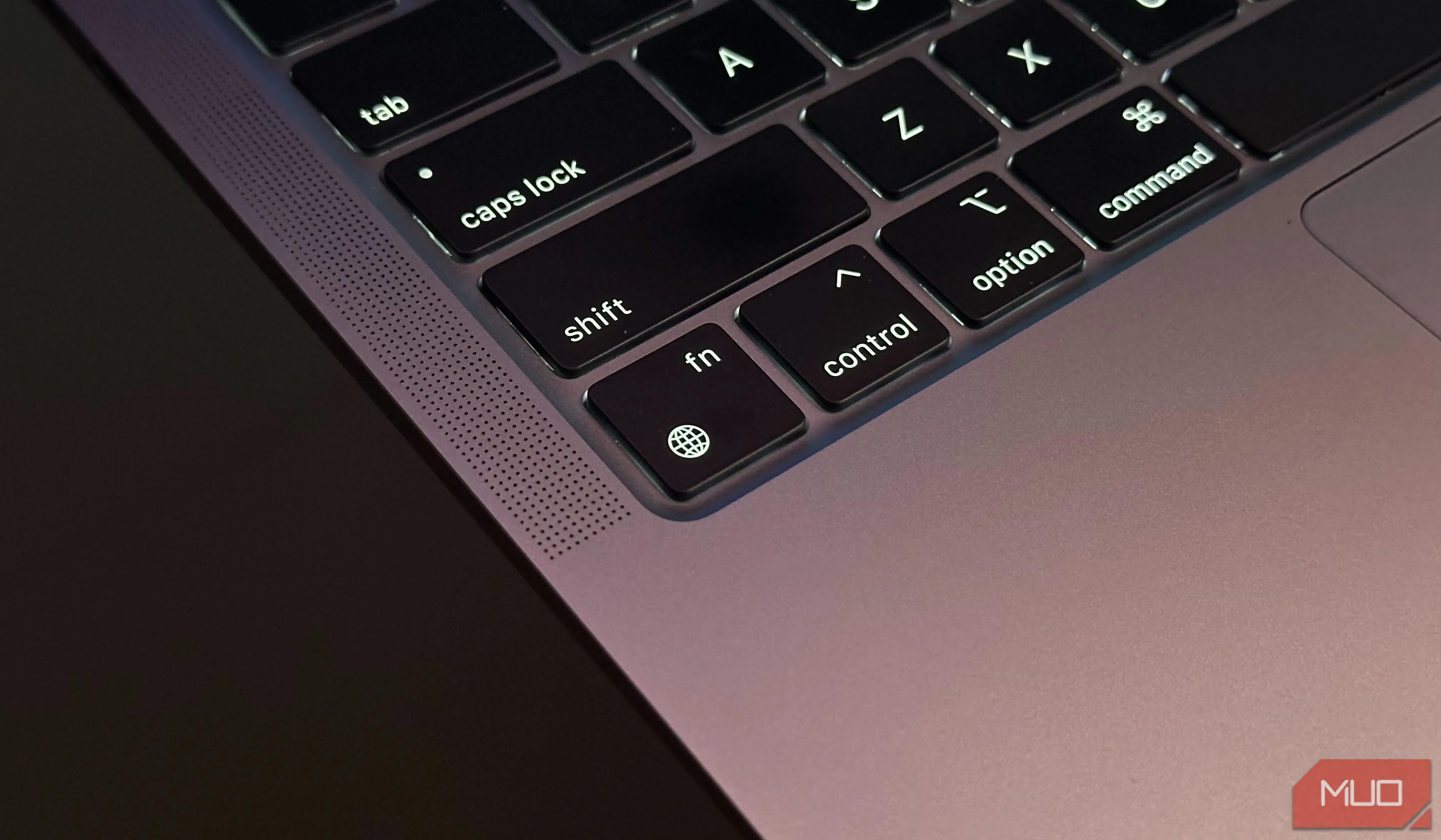 Phím chức năng hoặc phím hình quả địa cầu trên bàn phím MacBook, minh họa chất lượng gõ cao cấp