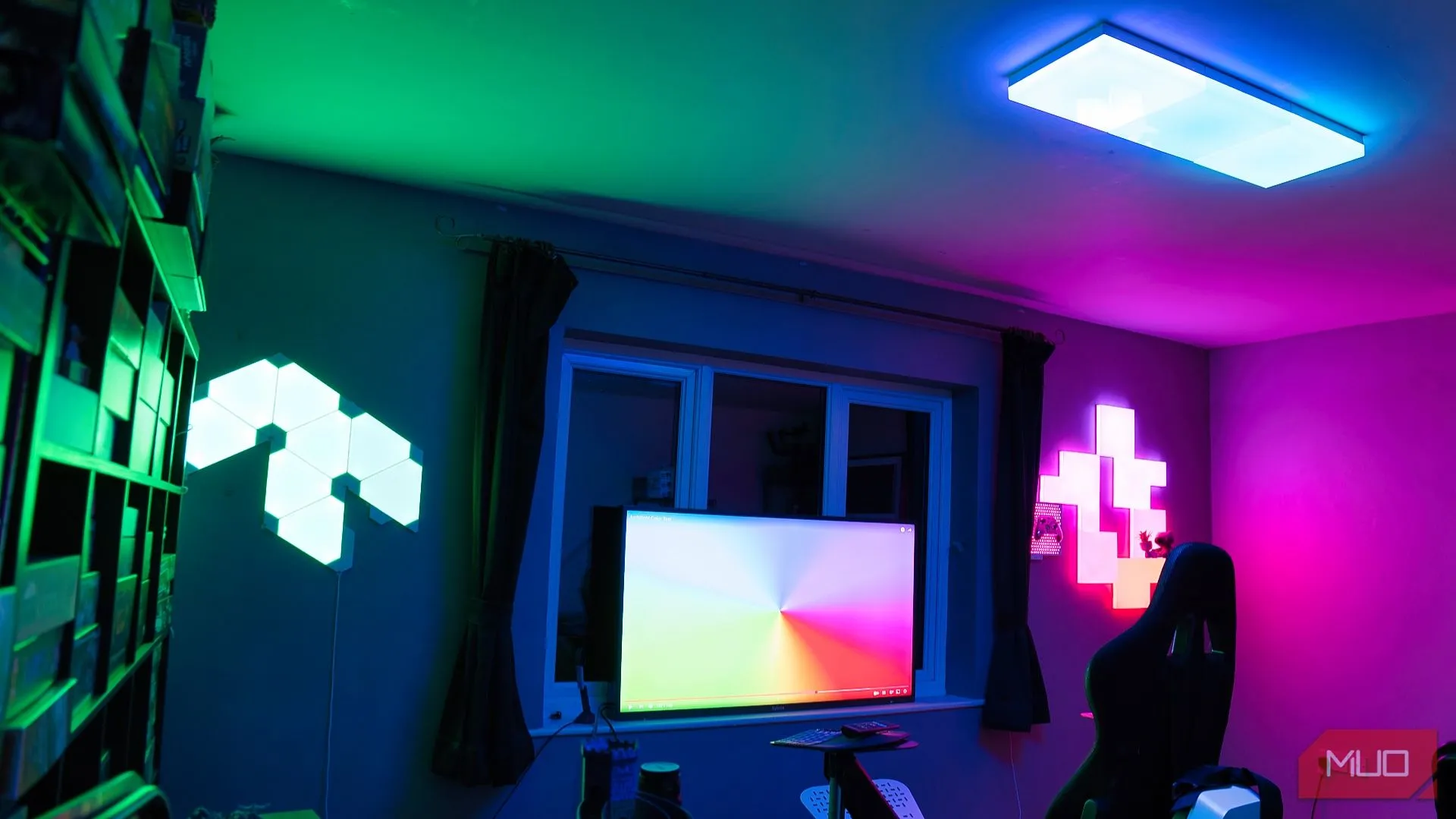 Phòng chơi game với ánh sáng đèn Nanoleaf, minh họa khả năng thích nghi ánh sáng của thiết bị chụp hình