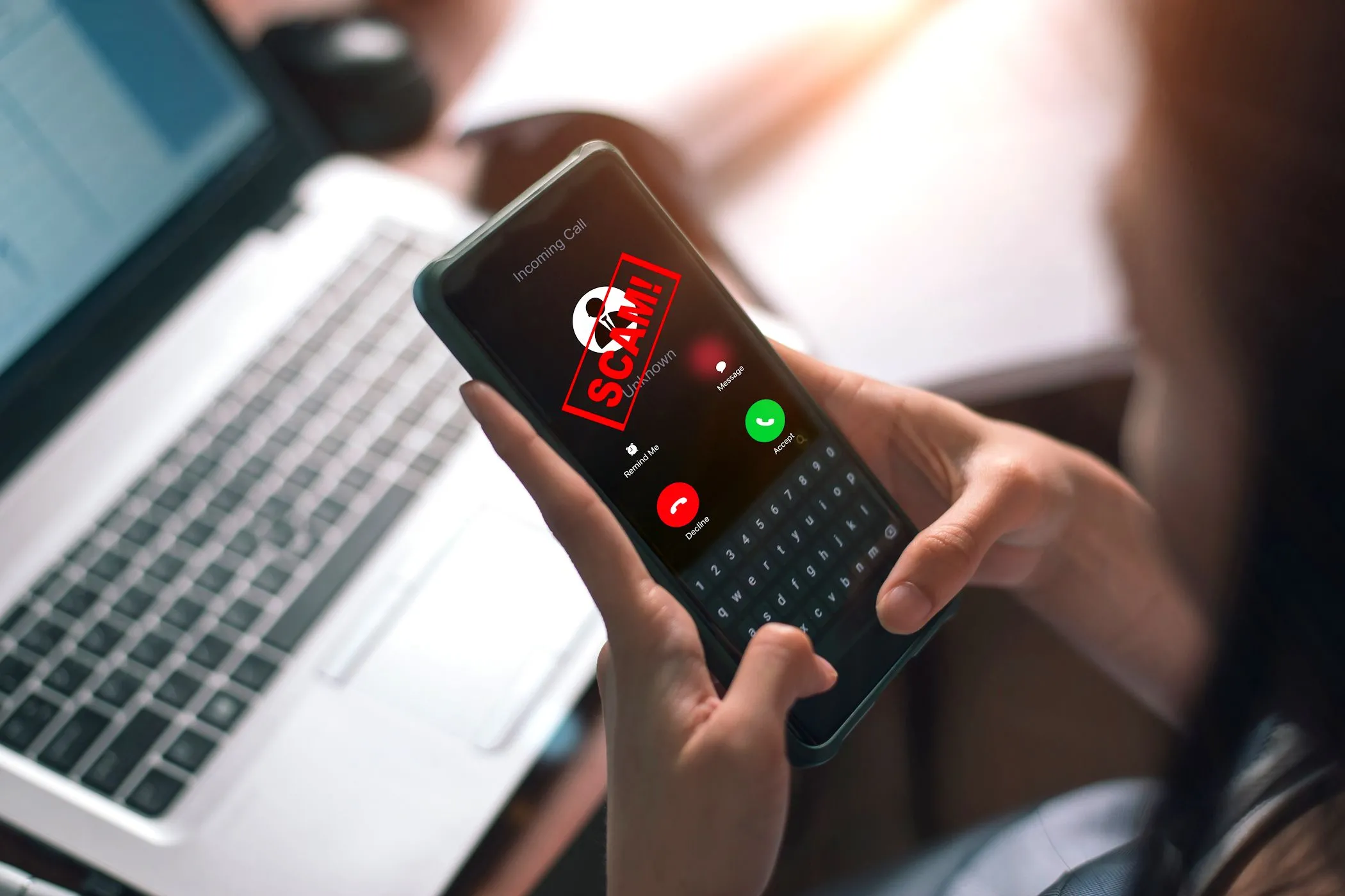 Phụ nữ đang nghe điện thoại smartphone hiển thị cảnh báo cuộc gọi lừa đảo
