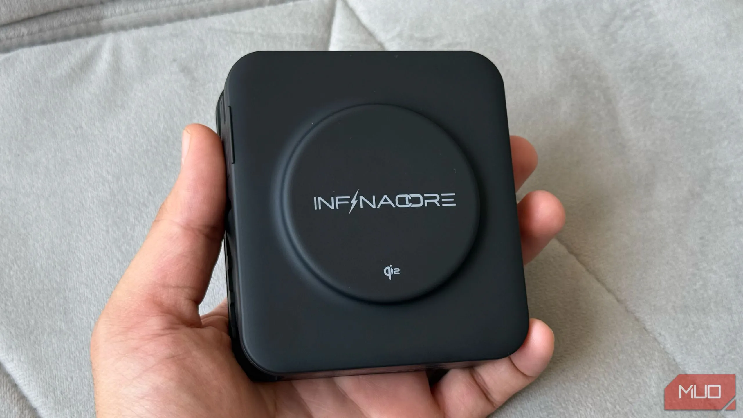 Pin dự phòng InfinaCore P3 Pro với sạc không dây Qi2 và thiết kế nhỏ gọn
