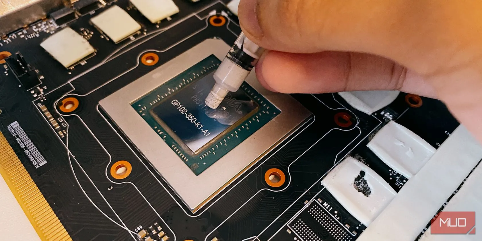 Quá trình bôi keo tản nhiệt mới lên bề mặt chip GPU của card đồ họa, đảm bảo truyền nhiệt hiệu quả