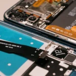 Quá trình tháo lắp, di chuyển các linh kiện bên trong của một chiếc smartphone để sửa chữa hoặc thay thế