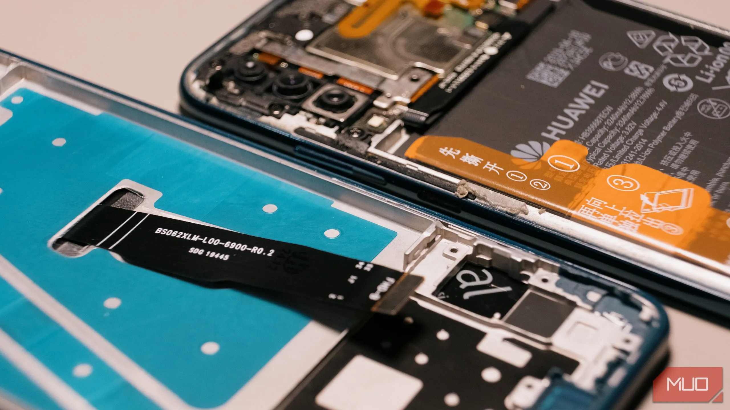 Quá trình tháo lắp, di chuyển các linh kiện bên trong của một chiếc smartphone để sửa chữa hoặc thay thế