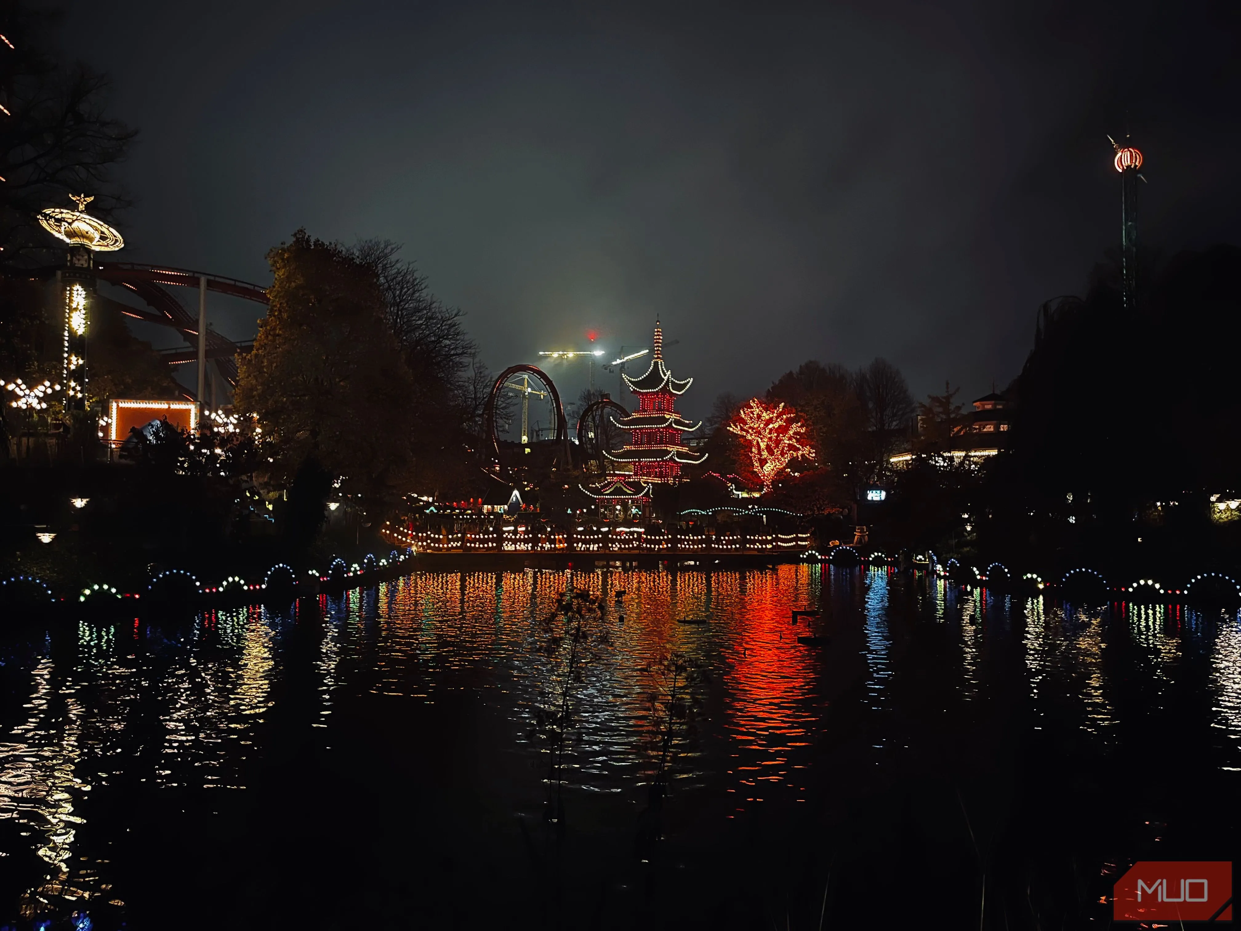 Quang cảnh công viên giải trí về đêm được chụp bằng Chế độ Ban đêm (Night Mode) của điện thoại, giúp ảnh rõ nét và nhiều chi tiết hơn.