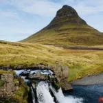 Quang cảnh núi non và thác nước chụp bằng điện thoại ở chế độ zoom 1x, thể hiện khả năng chụp ảnh tự nhiên của camera smartphone