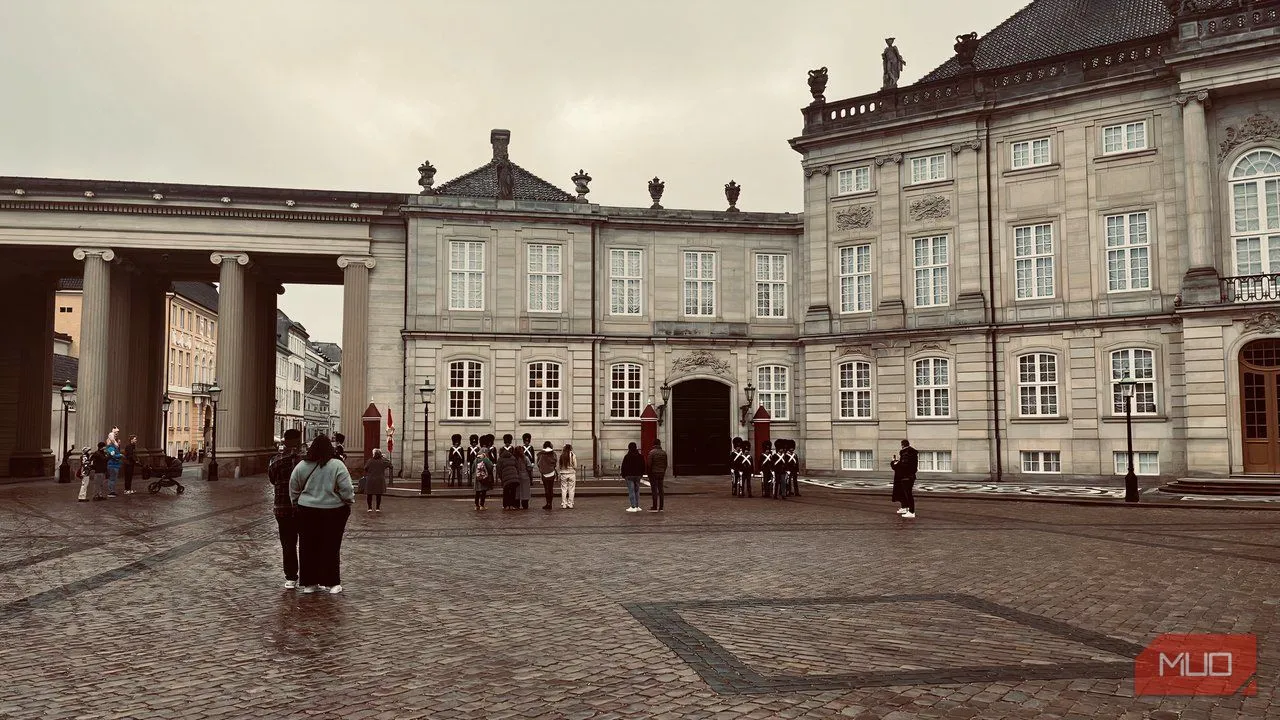 Quảng trường Cung điện Amalienborg với đội lính đang diễu hành dưới trời mưa, thể hiện sự sống động của nhiếp ảnh đường phố và ghi lại khoảnh khắc độc đáo