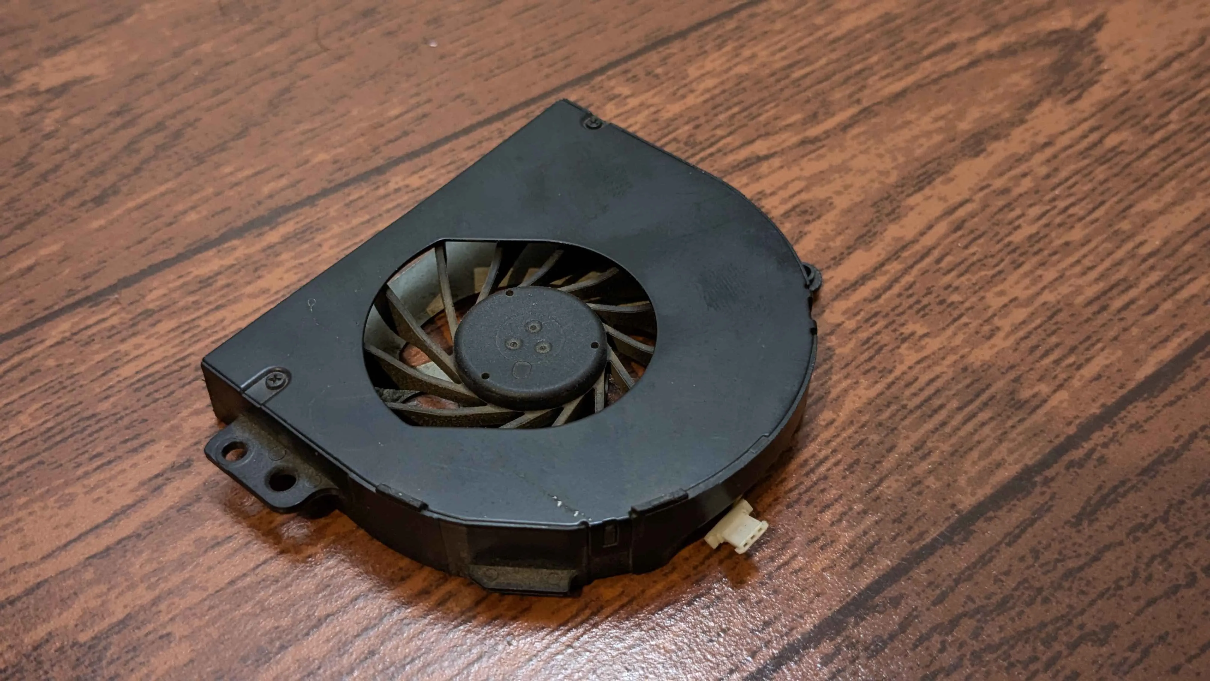 Quạt tản nhiệt của laptop đang hoạt động, minh họa tầm quan trọng của việc điều chỉnh tốc độ quạt để tối ưu tiếng ồn và nhiệt độ.