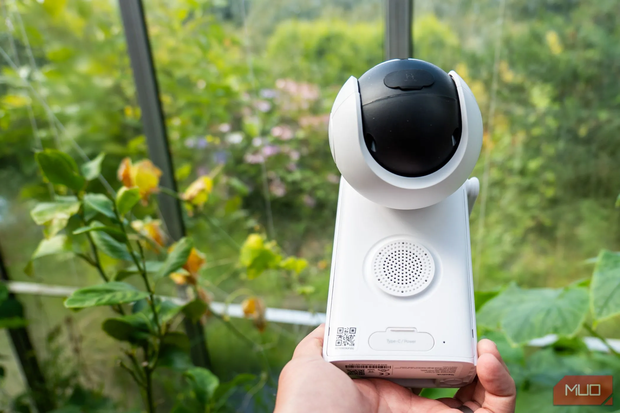 Reolink PT Ultra với vị trí loa và khe cắm thẻ SD được bảo vệ dưới thân camera.