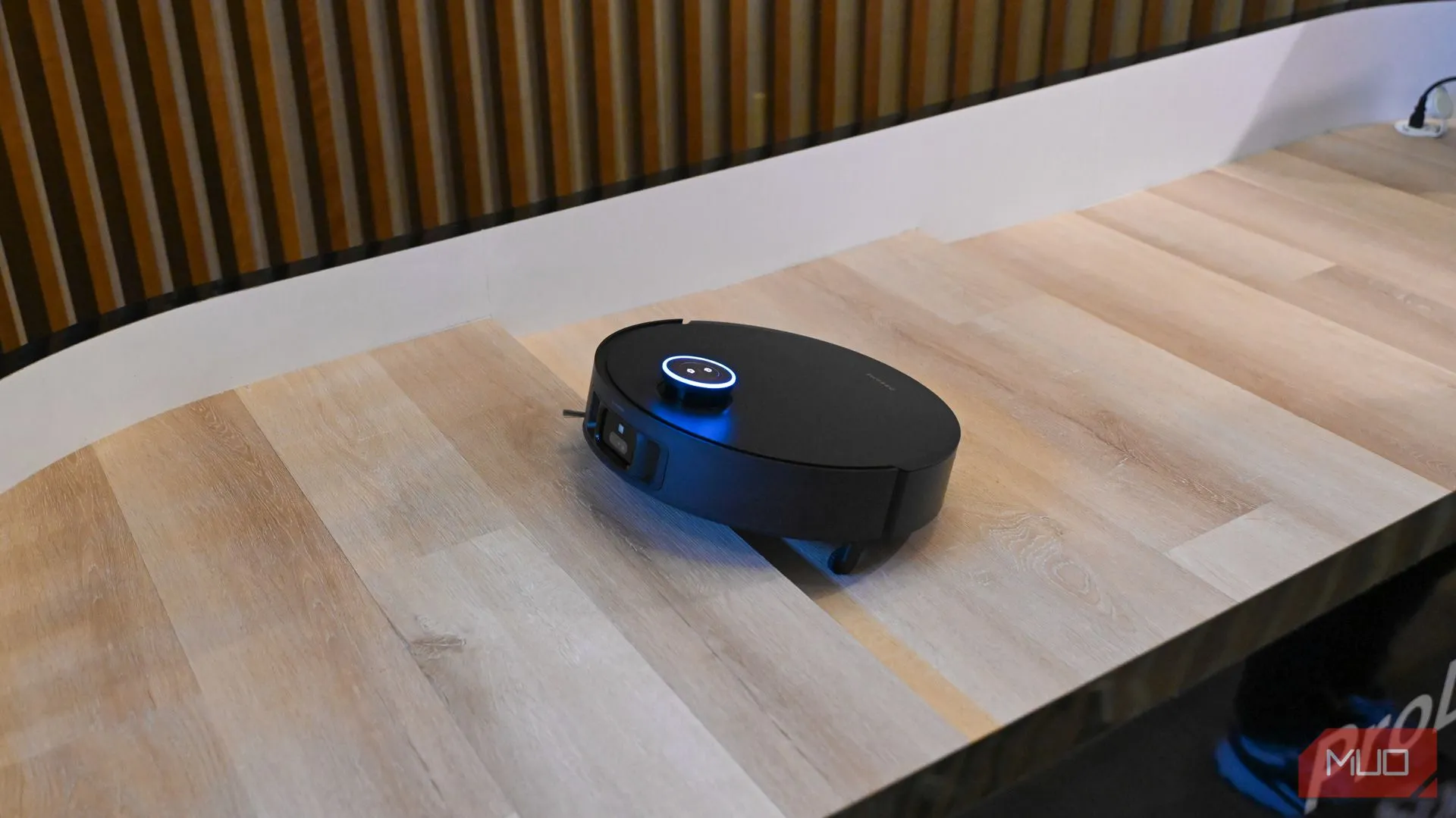 Robot hút bụi Dreame X50 thể hiện khả năng vượt chướng ngại vật tại CES 2025