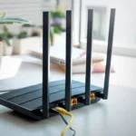 Router Wi-Fi với bốn ăng-ten trên bàn, biểu tượng của sự kết nối mạng gia đình