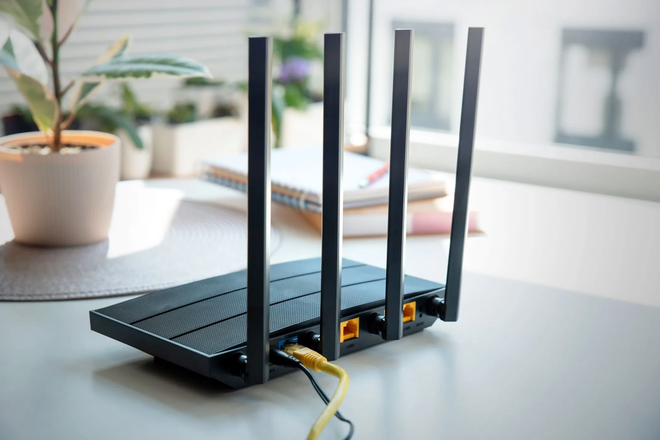 Router Wi-Fi với bốn ăng-ten trên bàn, biểu tượng của sự kết nối mạng gia đình